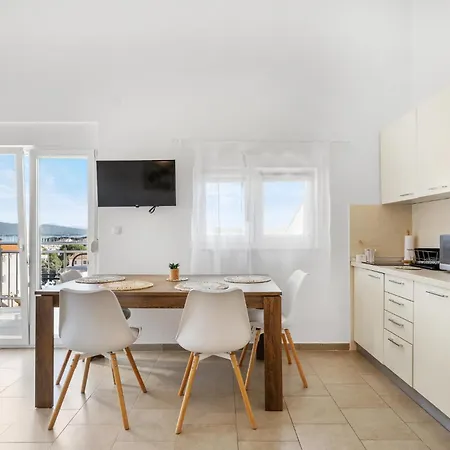 1 Bedroom Cozy In דירה יזרה