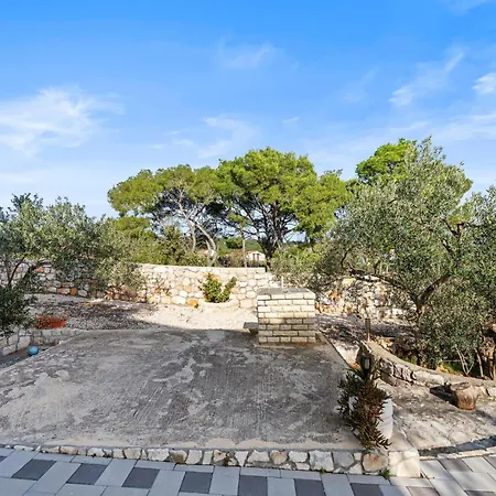 1 Bedroom Cozy In דירה יזרה